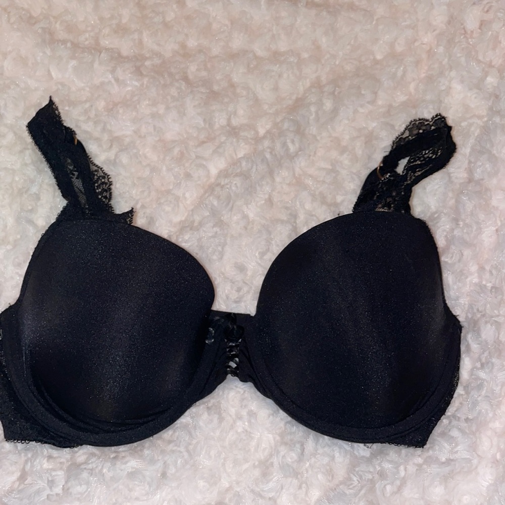 Victoria’s Secret lined demi bra. Color: Black. Size: 36C.